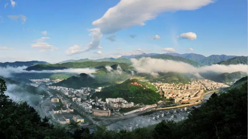 青川县在全国全域旅游培训班暨首届全域旅游发展绿色对话上作经验交流