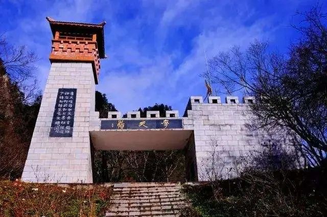 海拔1620米 向阳山看日出 沿阴平古道徒步翻越摩天岭 青川的水 青竹江