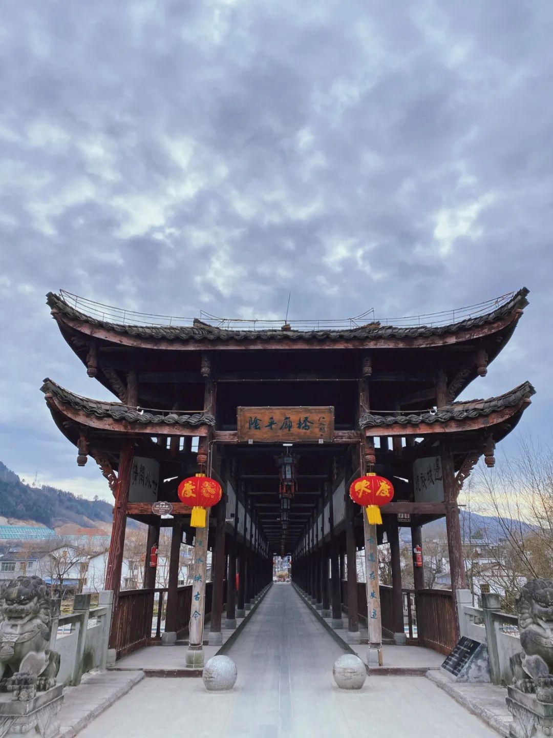 巍峨雪山下的青溪古城